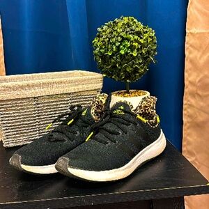 Girls Adidas running shoes EUC. Size 6.5 LIKE NEW! $20